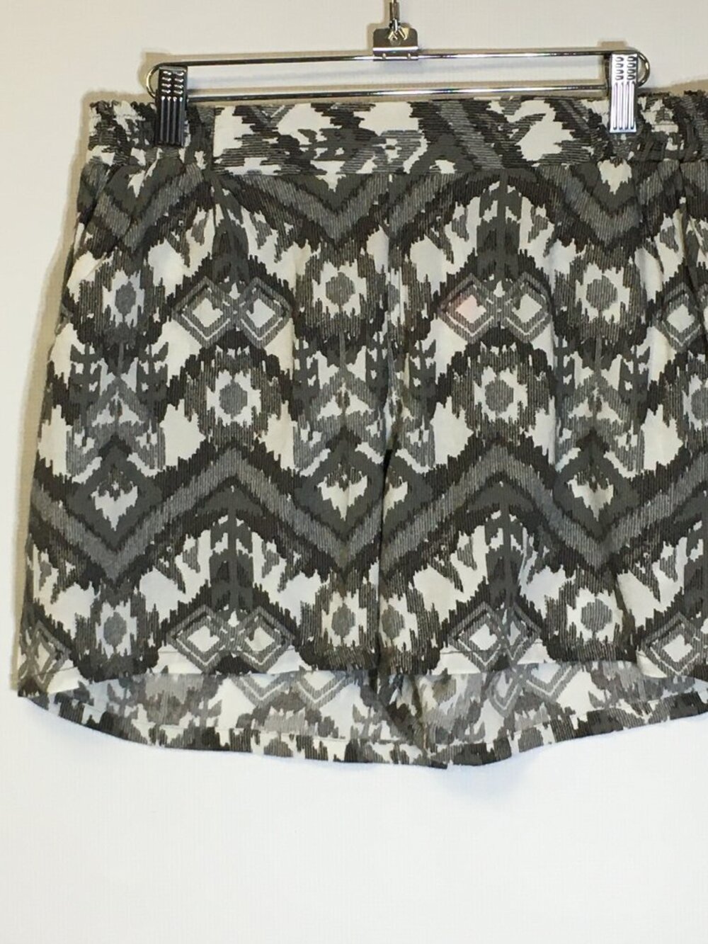 Kavu Women's Lightweight Shorts - Size Medium - Pre-Owned - FWJS6Q